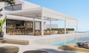 pergolă bioclimatică din aluminiu SMARTIA PG160P SANTORINI la restaurant în stil mediteranean la malul mării